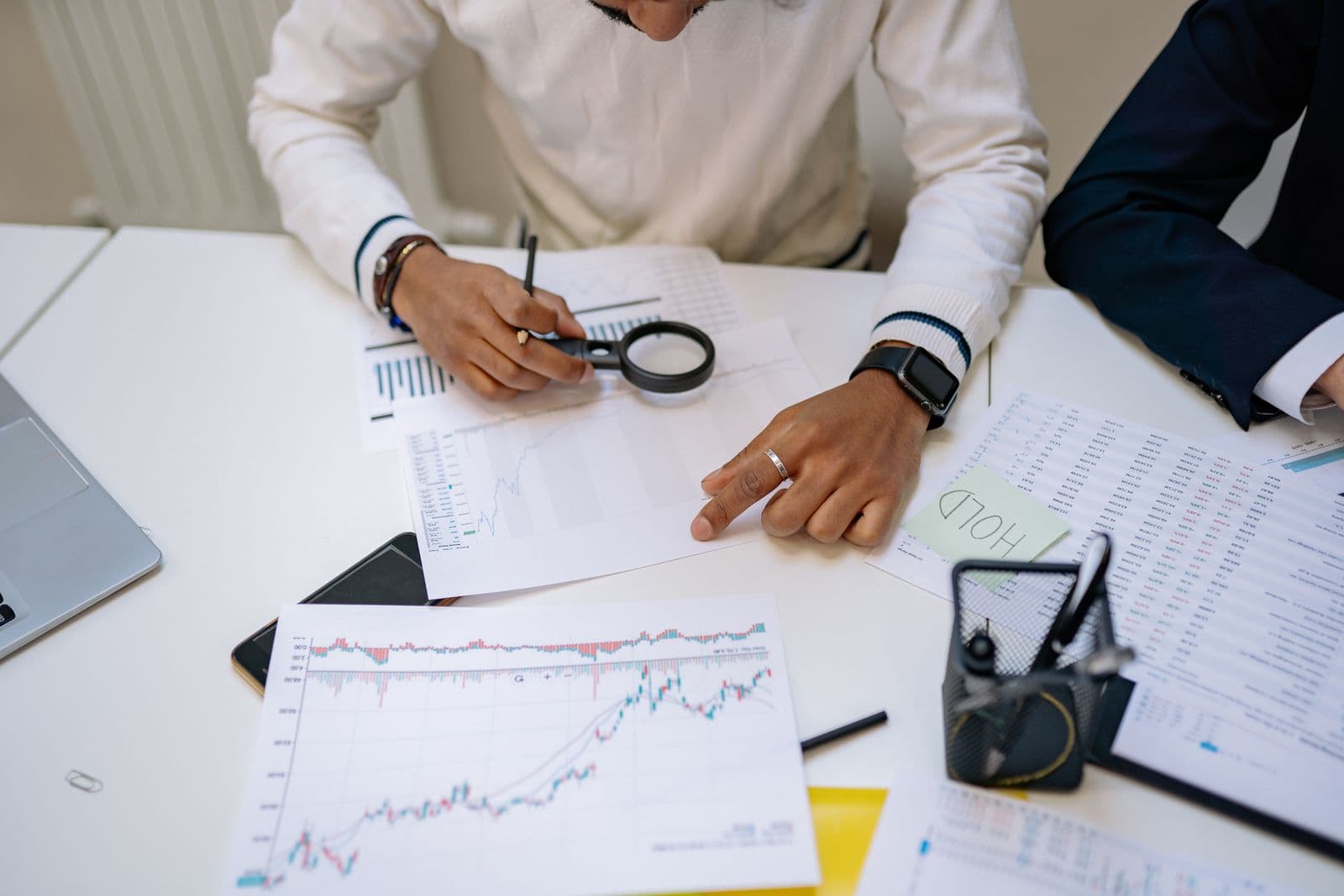 The HK$580,000 question: junior analyst vs AI pipeline, an economics automation guide for Hong Kong firms